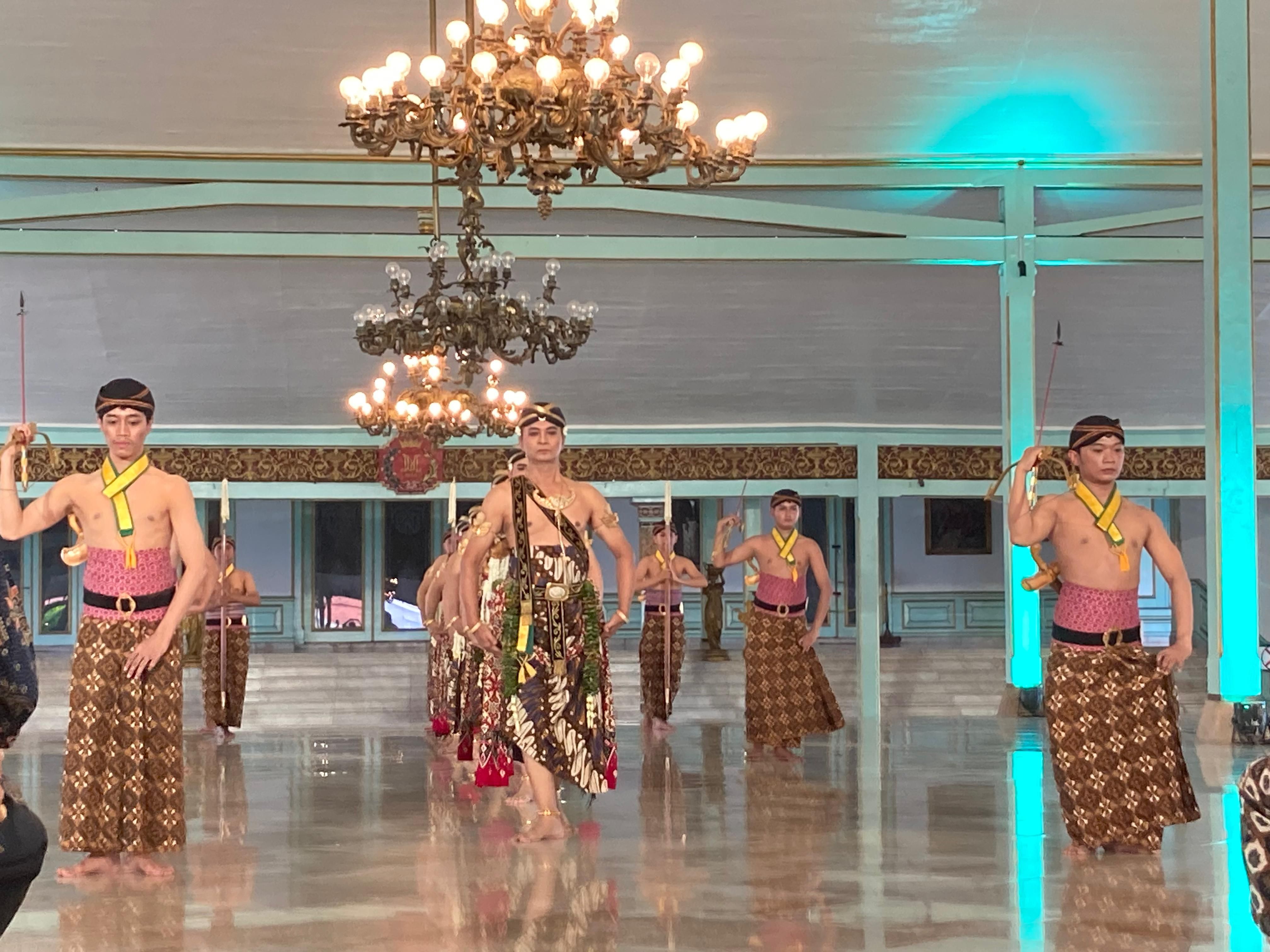 Rangkaian acara dalam peringatan Hari Tari Dunia di Solo, Jawa Tengah 2024. Ada pagelaran trilogi tari di tiga titik lokasi.