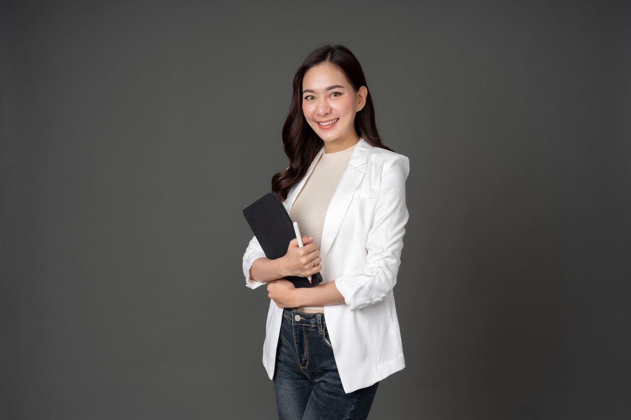 Berikut ini 3 fashion item yang wajib dimiliki agar mix and match outfit kantor lebih mudah, simak selengkapnya.
