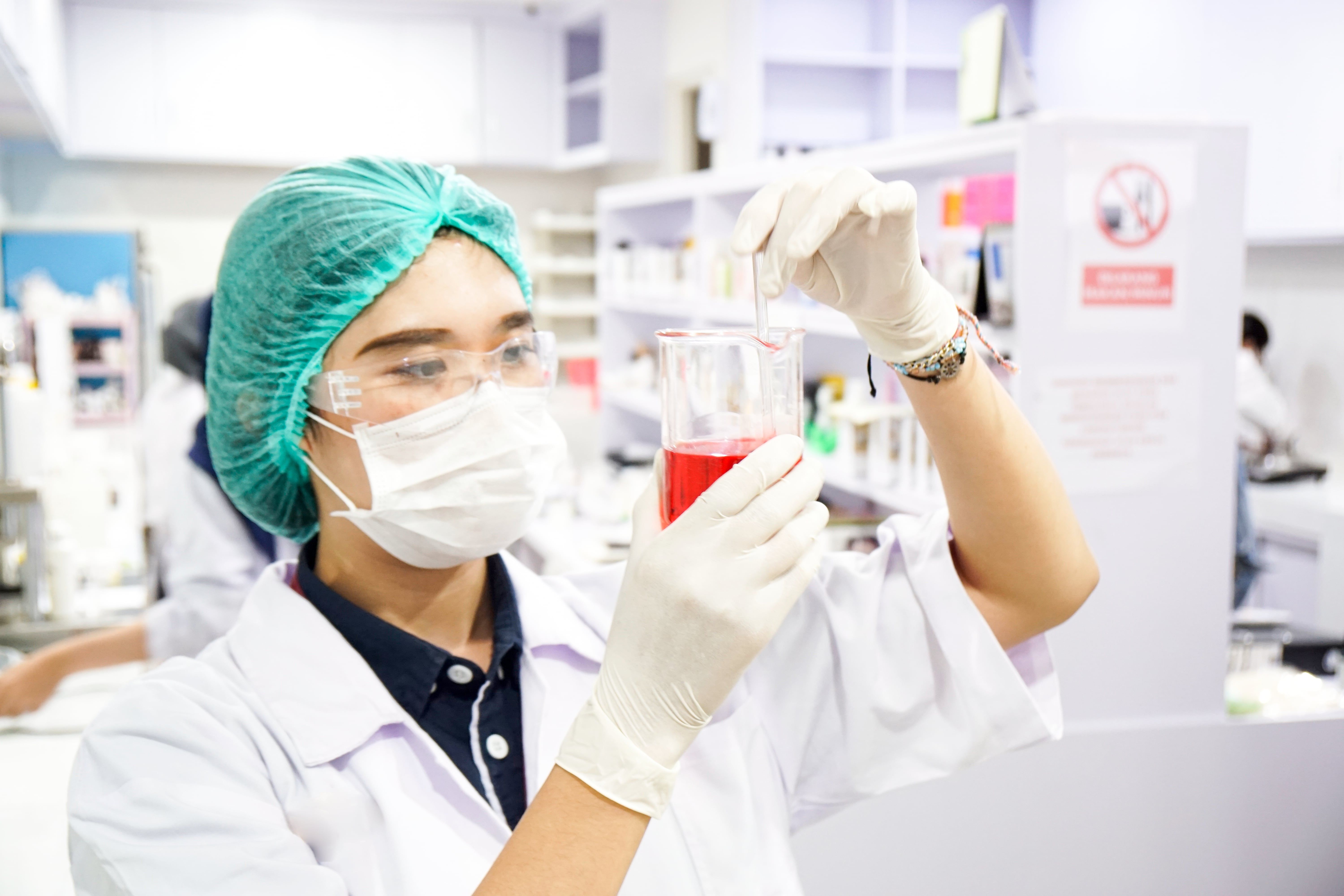 Punya ide usaha di industri kecantikan dan ingin membuat brand sendiri? Pakai perusahaan maklon kosmetik saja, begini prosedurnya!
