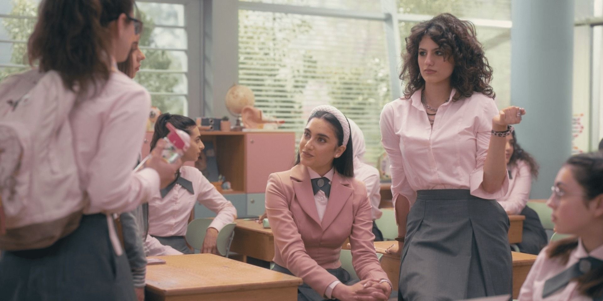 Simak sinopsis series Alrawabi School for Girls ini jika kamu suka dengan kisah drama ala remaja high school.