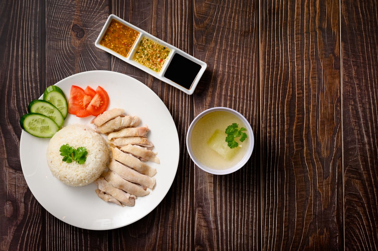 Berikut ini 5 tips membuat chicken rice, menu viral di TikTok yang cocok untuk anak kos karena mudah dibuat.