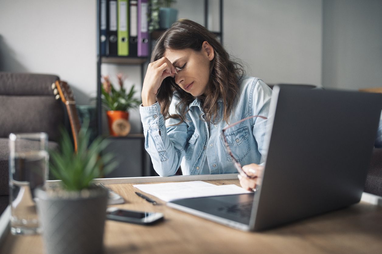 Bertepatan dengan Hari Buruh Internasional, yuk ketahui tips menjaga kesehatan mental perempuan pekerja.