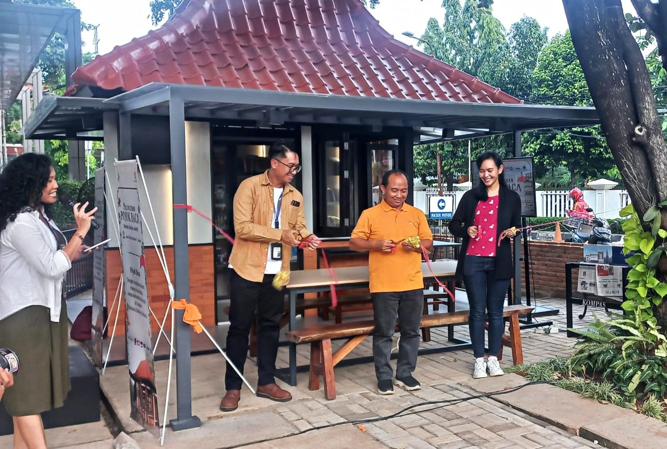 Kompas Gramedia baru saja meresmikan Pojok Baca sebagai ruang santai untuk membaca buku dan kegiatan literasi lainnya.