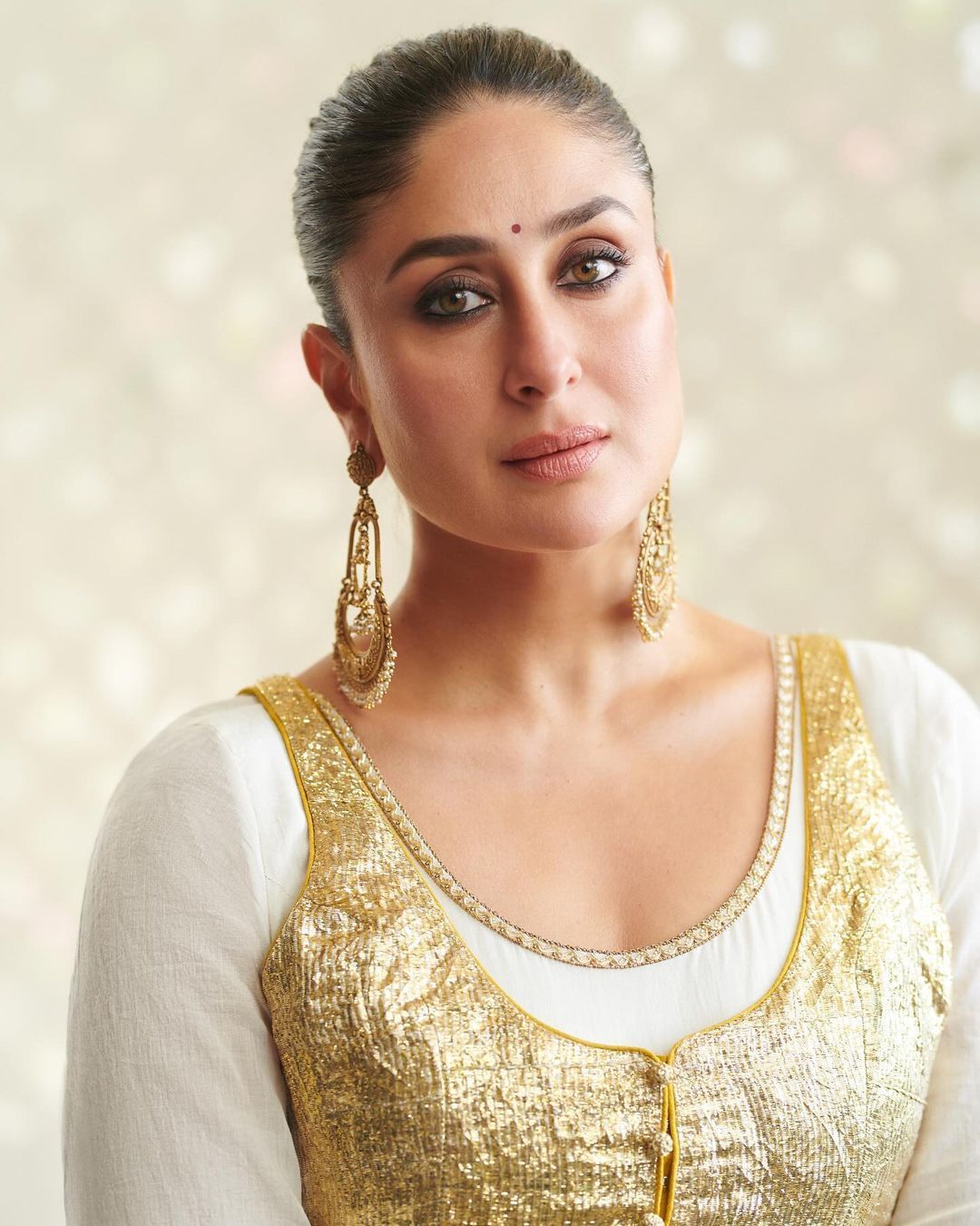 Aktris India Kareena Kapoor adalah pelopo asoka makeup yang sedang viral di TikTok. Ini tips kecantikan ala sang artis India.