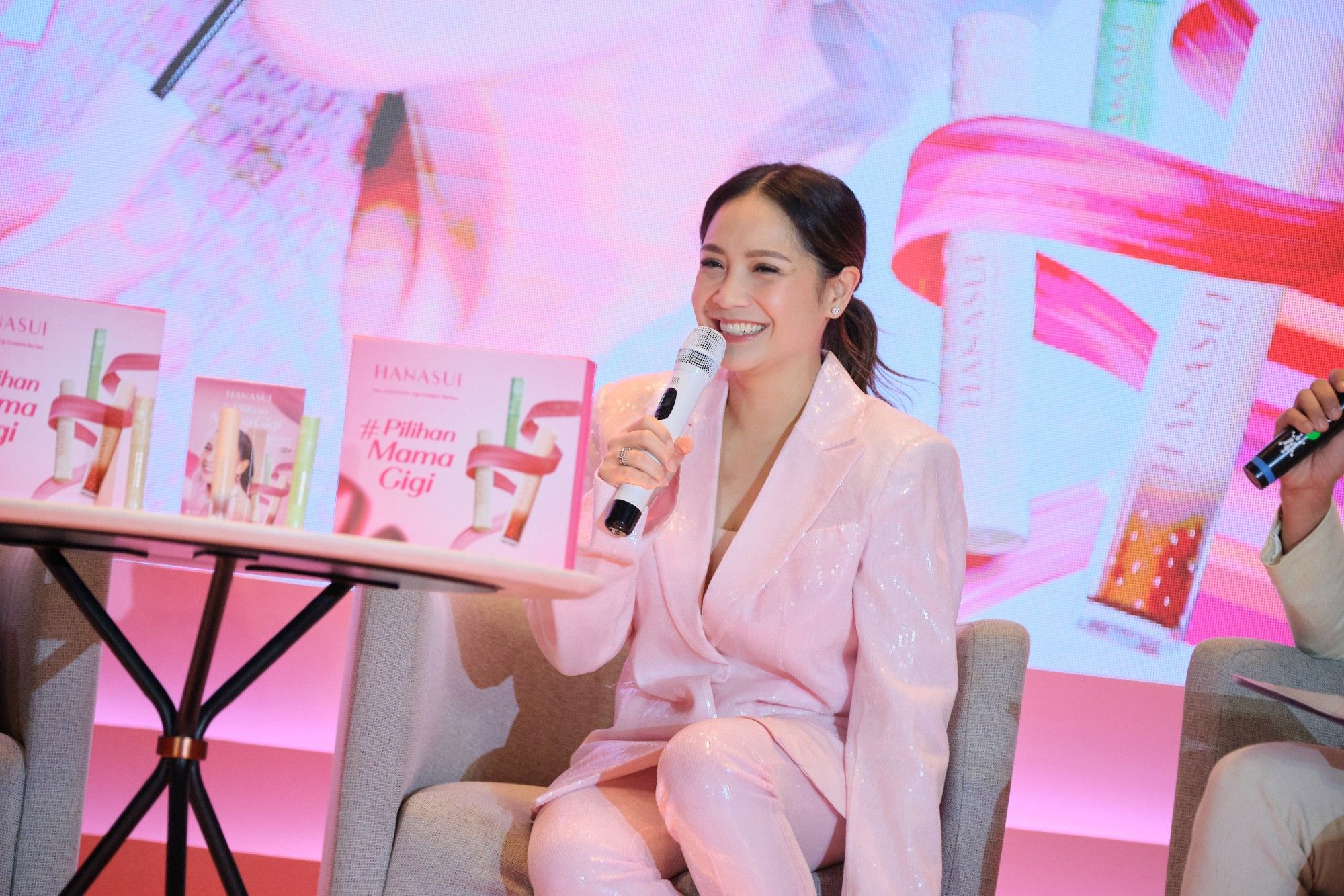 Mulai dari lipstik pilihan Nagita Slavina hingga tips fashion saat cuaca panas. Ini berita terpopuler fashion dan beauty.