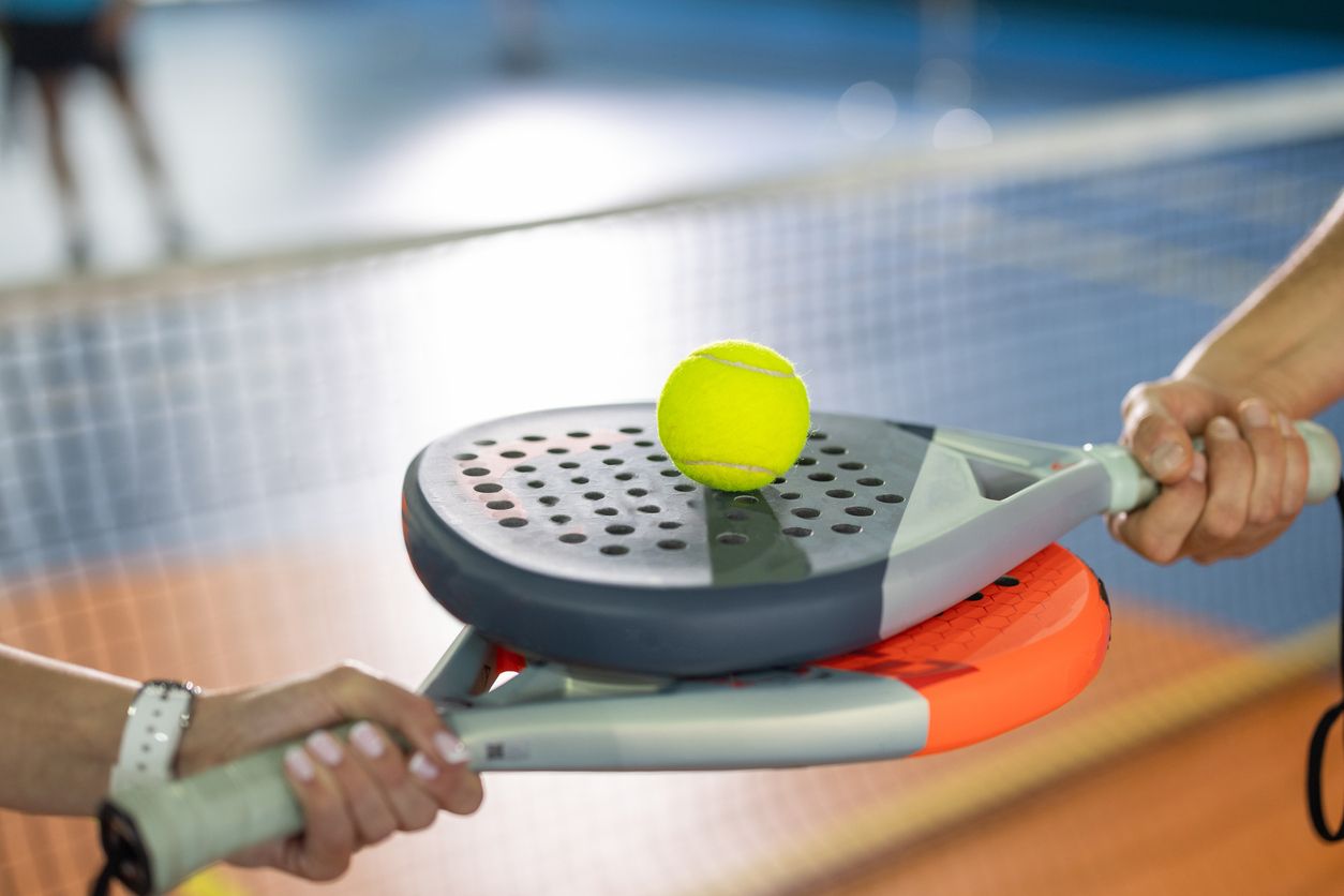 Beriku tini 5 manfaat padel bagi kesehatan tubuh yang jadi olahraga viral di TikTok, simak selengkapnya.