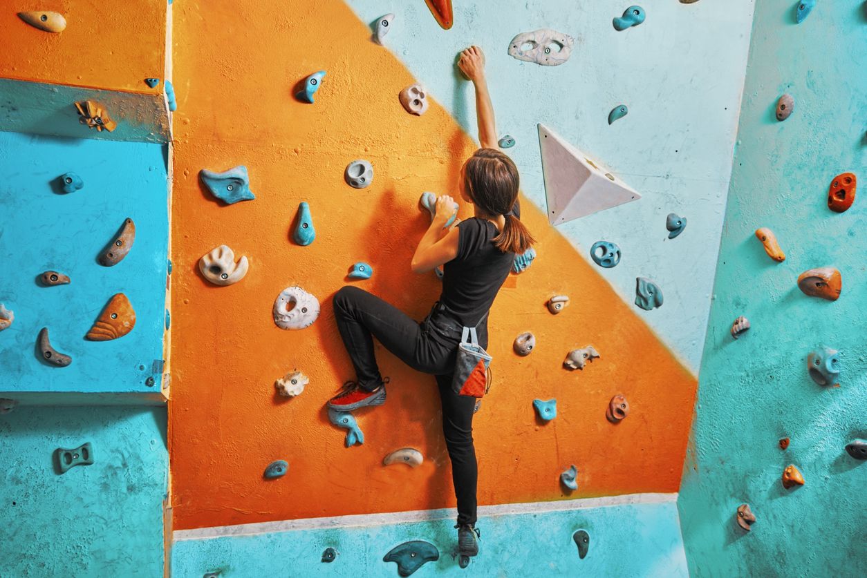 Berikut ini 5 manfaat wall climbing, salah satu olahraga ekstrem yang viral di TikTok, simak selengkapnya.