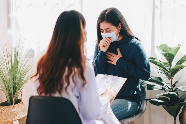 Dokter mengungkap berbagai faktor risiko pneumonia pada orang dewasa, usia dan gaya hidup termasuk di dalamnya. Simak faktor risiko lainnya!