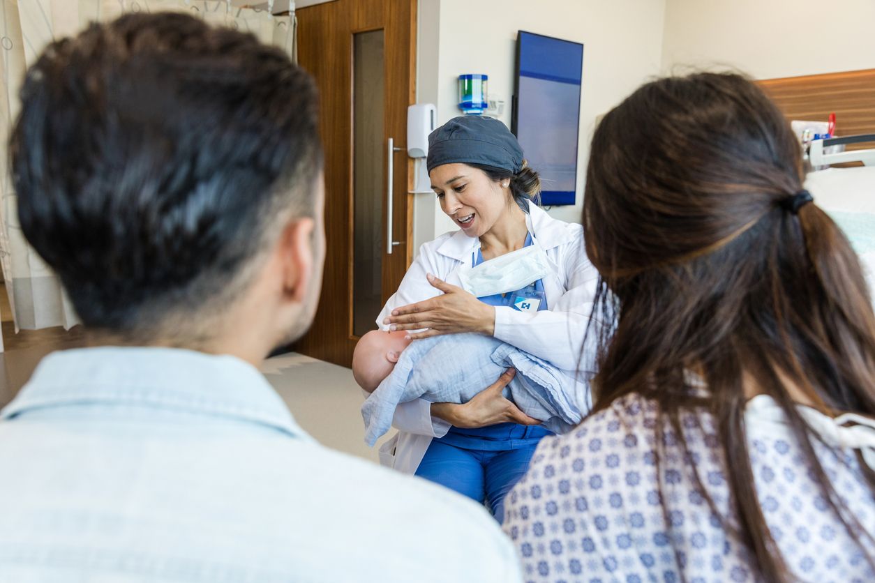 Pada Hari Bidan Internasional, Direktur UNFPA ajak masyarakat akui peran bidan dalam menyelamatkan nyawa ibu, termasuk di tengah krisis iklim.