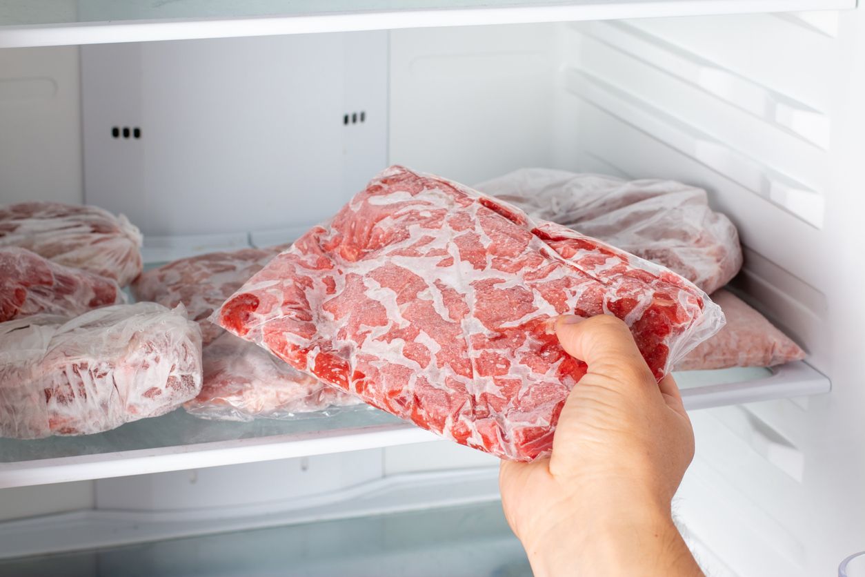 Supaya awet dan tahan lama, daging sapi kurban perlu disimpan di dalam freezer dengan cara berikut ini, simak!