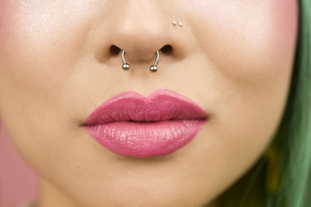 Berikut ini tips merawat nose piercing yang viral di TIkTok supaya hidung tidak mengalami infeksi, simak selengkapnya.

