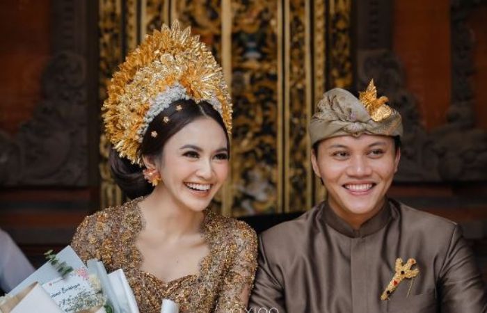 Pasangan penyanyi Mahalini dan Rizky Febian begikan foto prewedding, kompak pakai pakaian adat bali.