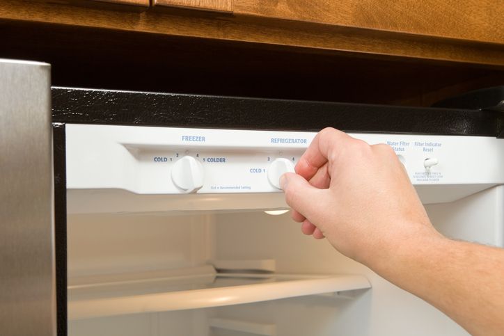 Ibu-ibu perlu tahu, berikut ini cara menghilangkan bunga es di freezer sekaligus cara mencegahnya muncul lagi.