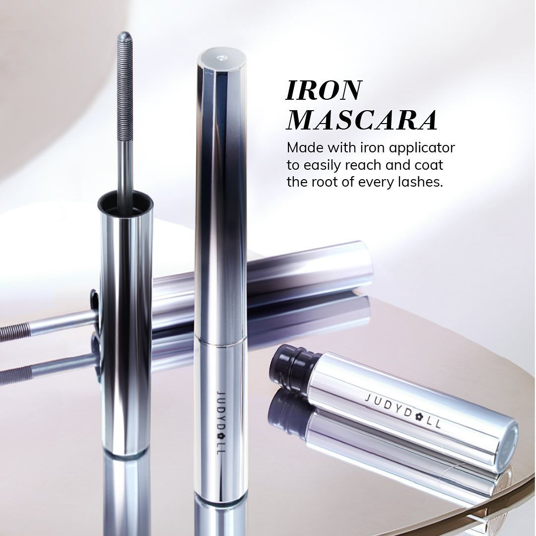 Belakangan viral di TikTok iron mascara dari brand China Judydoll. Maskara ini memberikan hasil seperti pakai eyelash extension. 