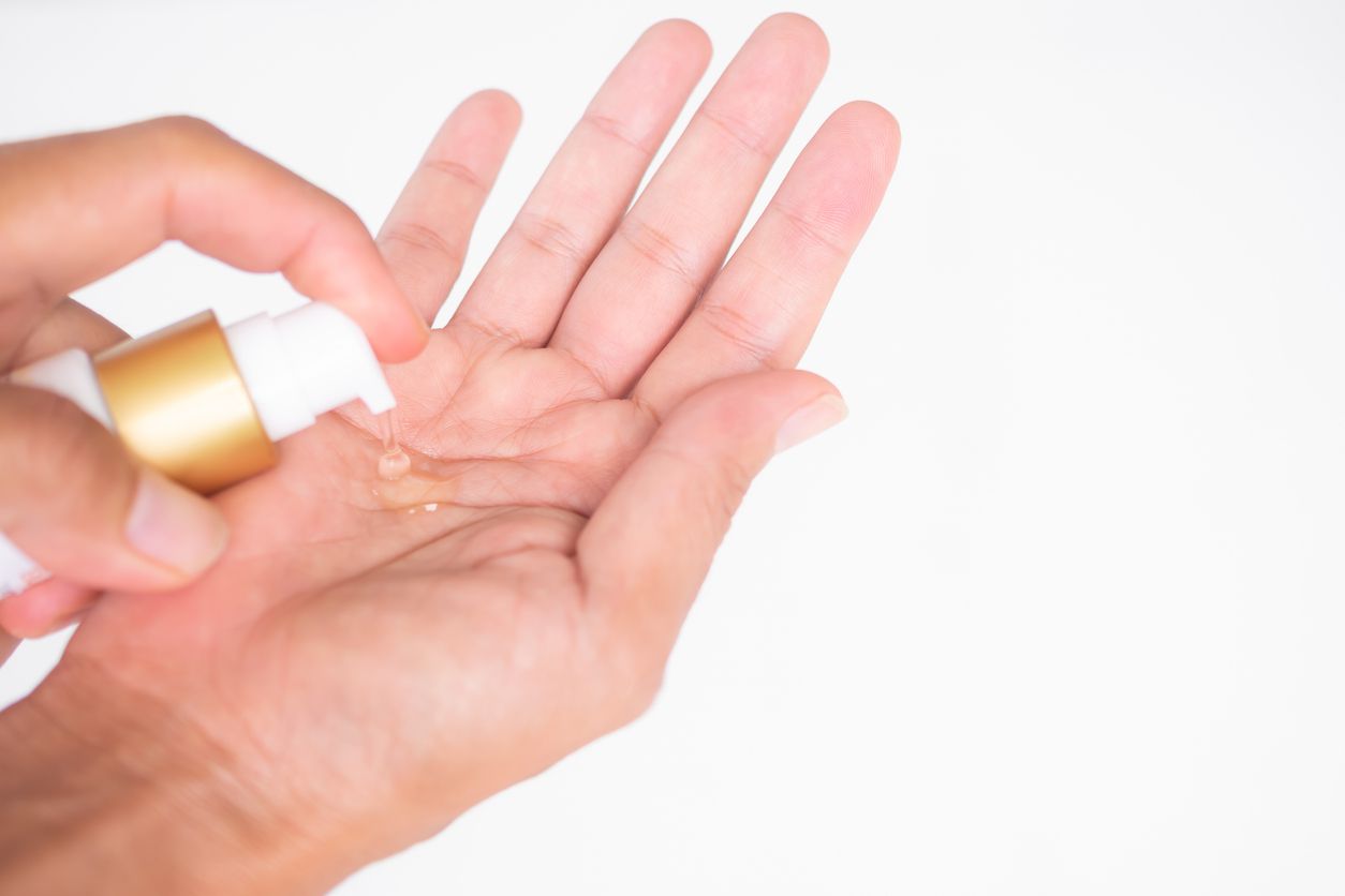 Pembahasan viral di TikTok, dokter ungkap bahwa retinol bisa dipakai untuk remaja asal dengan kondisi jerawat ringan. Simak cara pakainya.