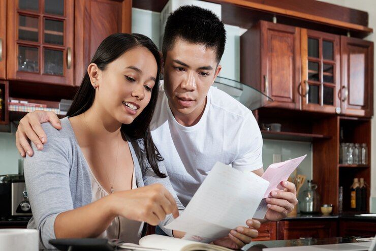 Bagaimana tips mengatur keuangan rumah tangga jika gaji istri lebih tinggi dari suami? Berikut gambarannya agar tidak menimbulkan konflik pasangan.