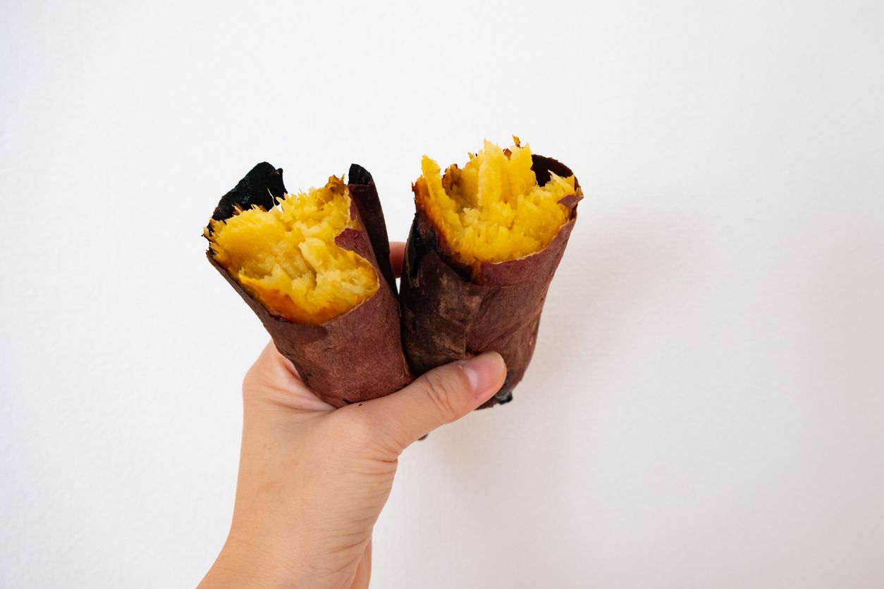 Berikut ini tips memasak ubi cilembu yang jadi oleh-oleh viral di TikTok khas Jawa Barat, dijamin hasilnya empuk dan lembut. Yuk, simak selengkapnya!