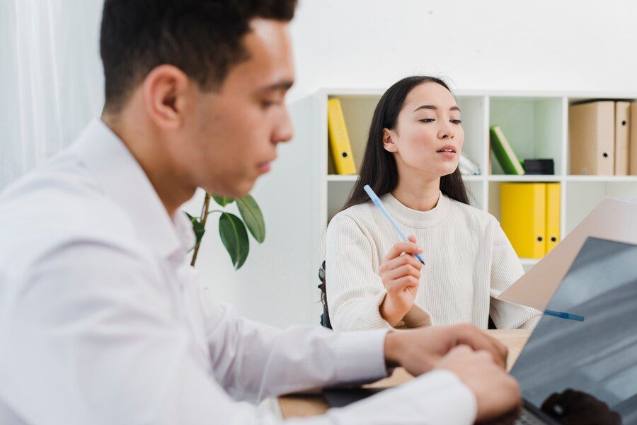 Screening interview sering dilakukan di awal proses rekrutmen kerja. Yuk, cari tahu pertanyaan yang sering muncul dan tips ikut screening interview!