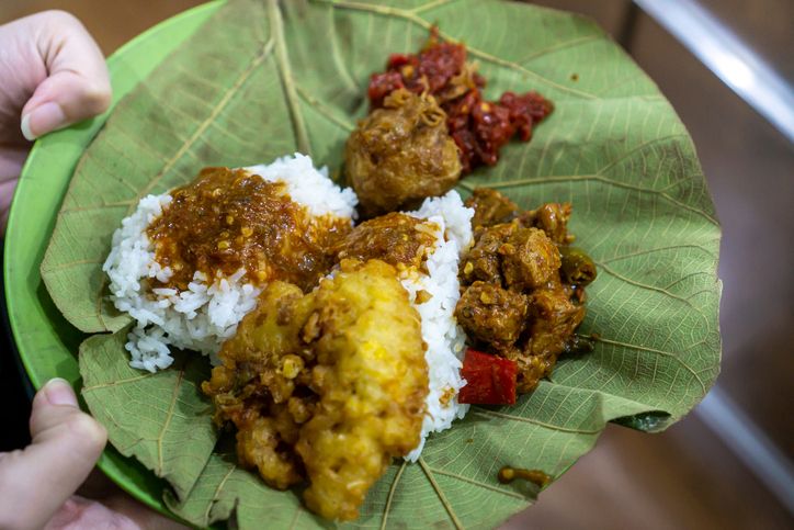 Kamu sedang berkunjung ke Kota Cirebon? Berikut empat makanan khas Cirebon yang wajib kamu coba, apa saja?