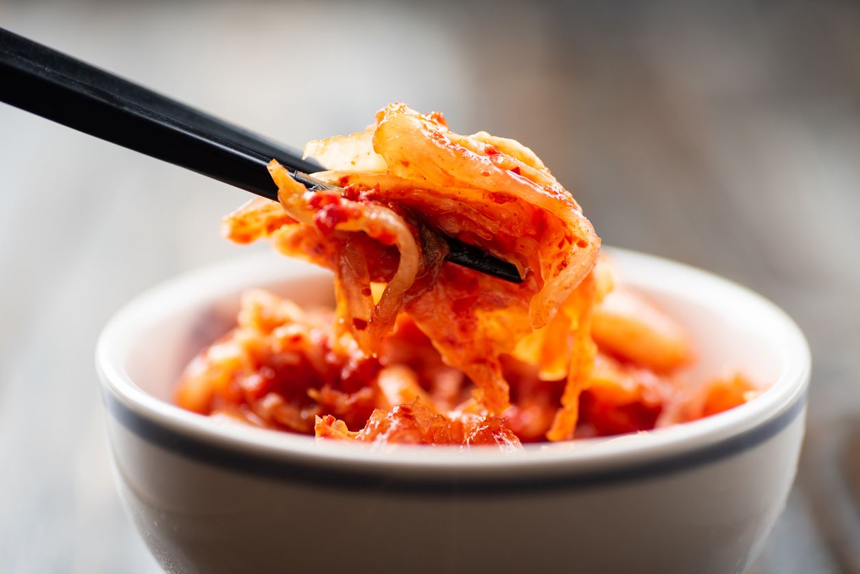 Makanan fermentasi asal Korea yang viral di TikTok, berikut ini 4 manfaat makan kimchi untuk kesehatan kulit.