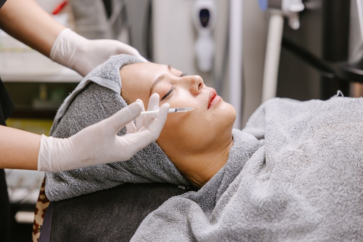 Salah satu dermal filler yang bisa berikan hasil lebih alami adalah hybrid filler HA + CaHA dari Neauvia. Apa itu? Kenali keunggulannya.