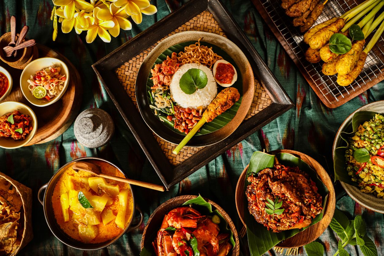 Festival Kuliner Tjap Legende hadir di 9 kota besar di Indonesia dan menghadirkan kuliner legendaris dari berbagai daerah.
