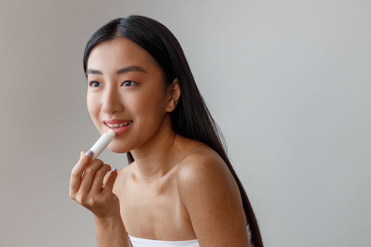Berikut ini penjelasan mengenai apa itu retinol lip balm yang viral di TikTok, simak pula berbagai manfaatnya.