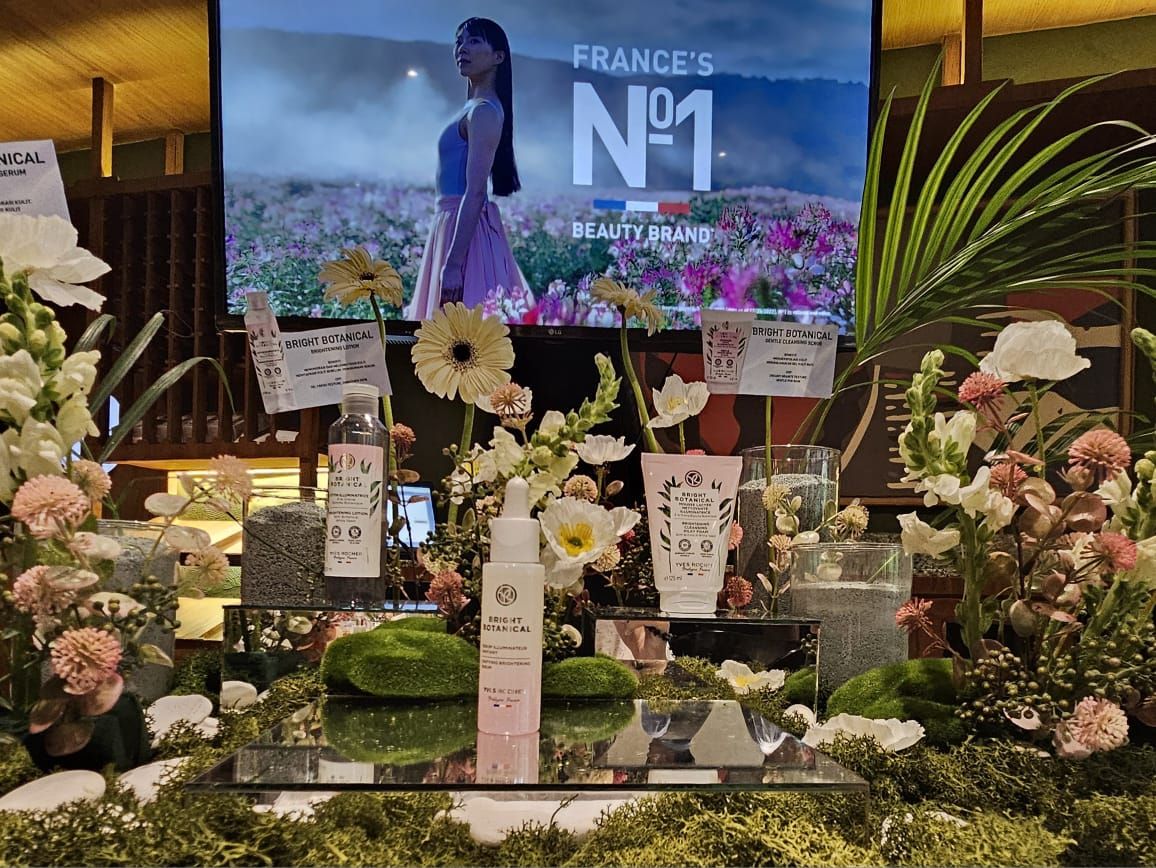 Untuk cerahkan kulit kusam, ini ada rekomendasi skincare bahan alami yang juga ramah lingkungan dari Yves Rocher, yaitu rangkaian Bright Botanical.