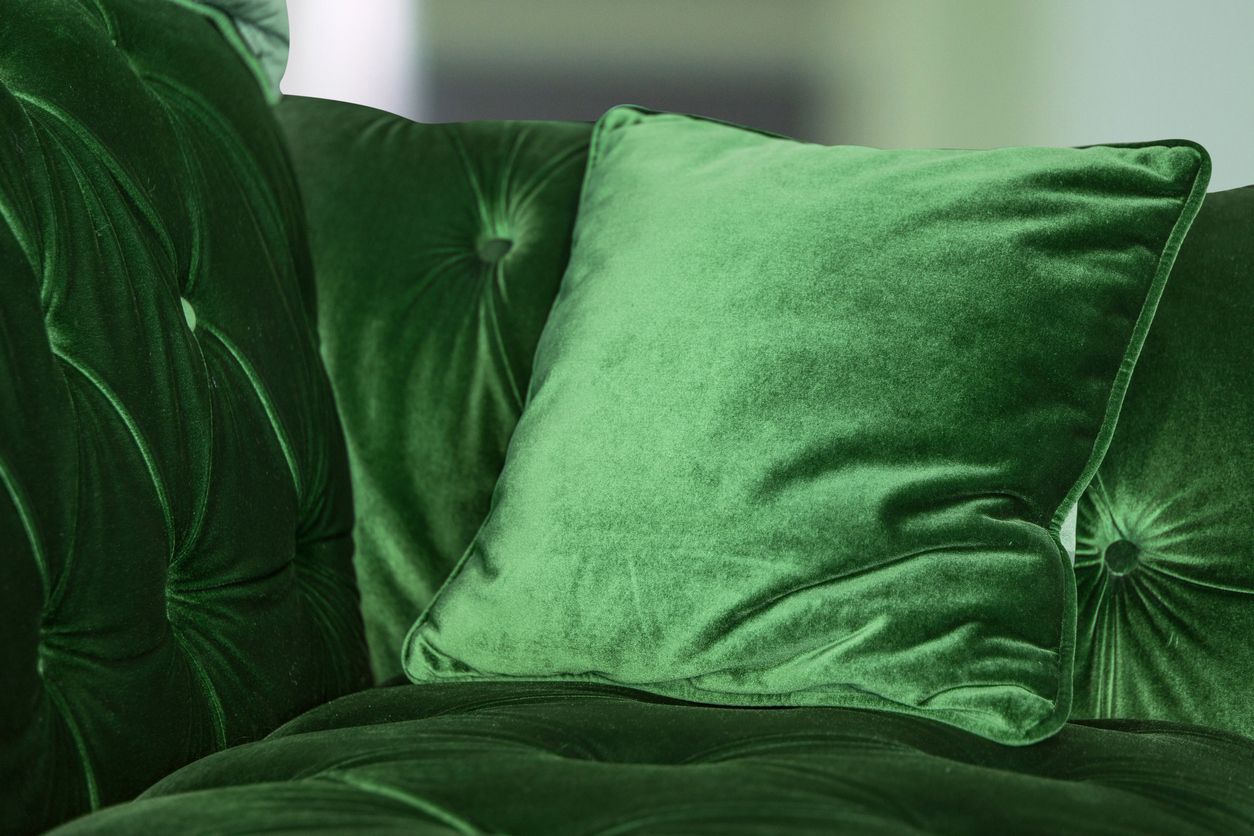 Punya furnitur berbahan beludru? Ini tips untuk membersihkannya supaya furnitur beludru tetap terlihat awet dan cantik.
