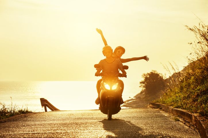 Berlibur dengan pasangan sembari berkendara sepeda motor? Berikut ini tips yang perlu kamu perhatikan.