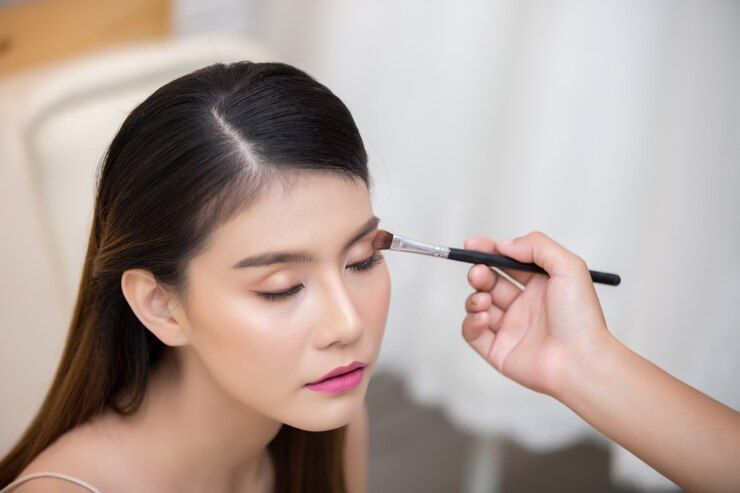Laris manis saat ada konser, begini tips memulai ide usaha eye makeup. Pastikan kamu menjalankannya bertahap.