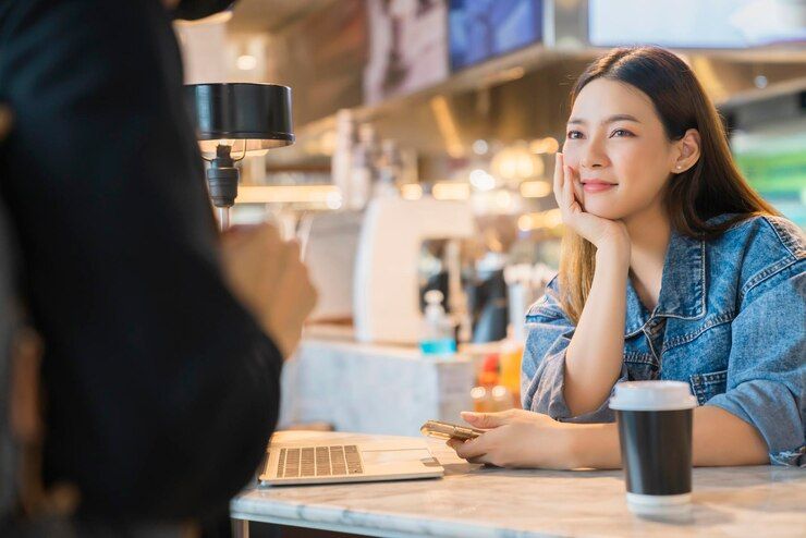 Merujuk pada tindakan menggoda orang lain yang menarik perhatian kita, apa itu flirting? Simak informasi berikut!