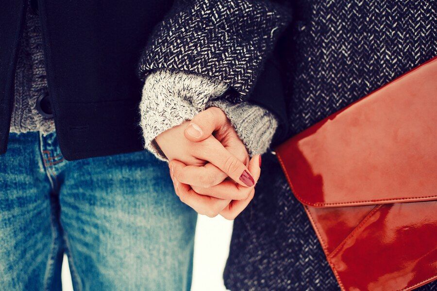 Hubungan cenderung terjalin dalam jangka pendek dan musiman, apa itu cuffing season? Yuk, simak plus minusnya!
