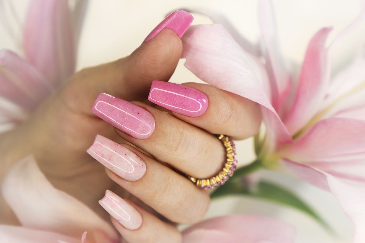 Berikut ini lima tips merawat nail art agar tahan lama dan  kuku tetap cantik, simak ulasan selemgkapnya.