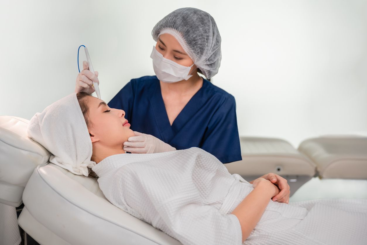 Untuk atasi penuaan, tak cukup pakai skincare. Ini perawatan anti-aging dengan laser yang bisa dicoba.