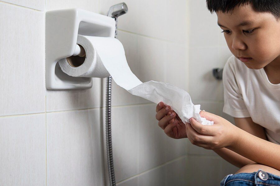 Begini cara menerapkan toilet training yang minim stres pada anak. Teknik tersebut dinamakan child-let toilet training!