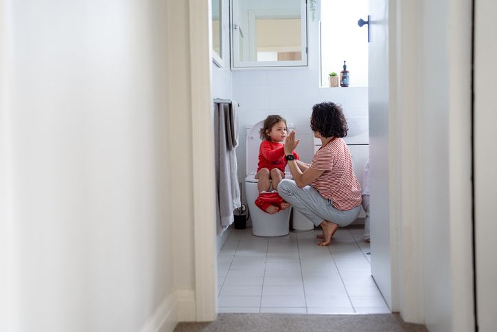 Kawan Puan mudah terdistraksi dan anak aktif bermain? Begini tips melakukan toilet training yang sesuai!