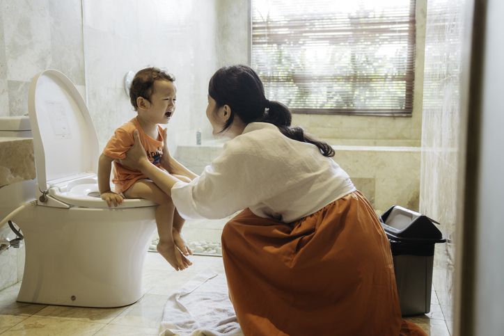 Sebelum menerapkan metode toilet training untuk anak, pertimbangkan dulu hal-hal berikut ini yuk, Kawan Puan.