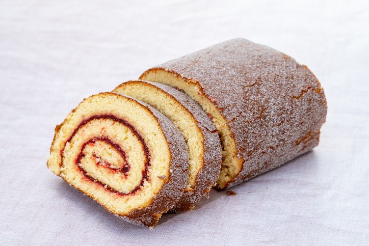 Bisa jadi teman bersantai saat sore hari. Begini resep dan cara membuat bolu gulung pisang ambon yang nikmat.