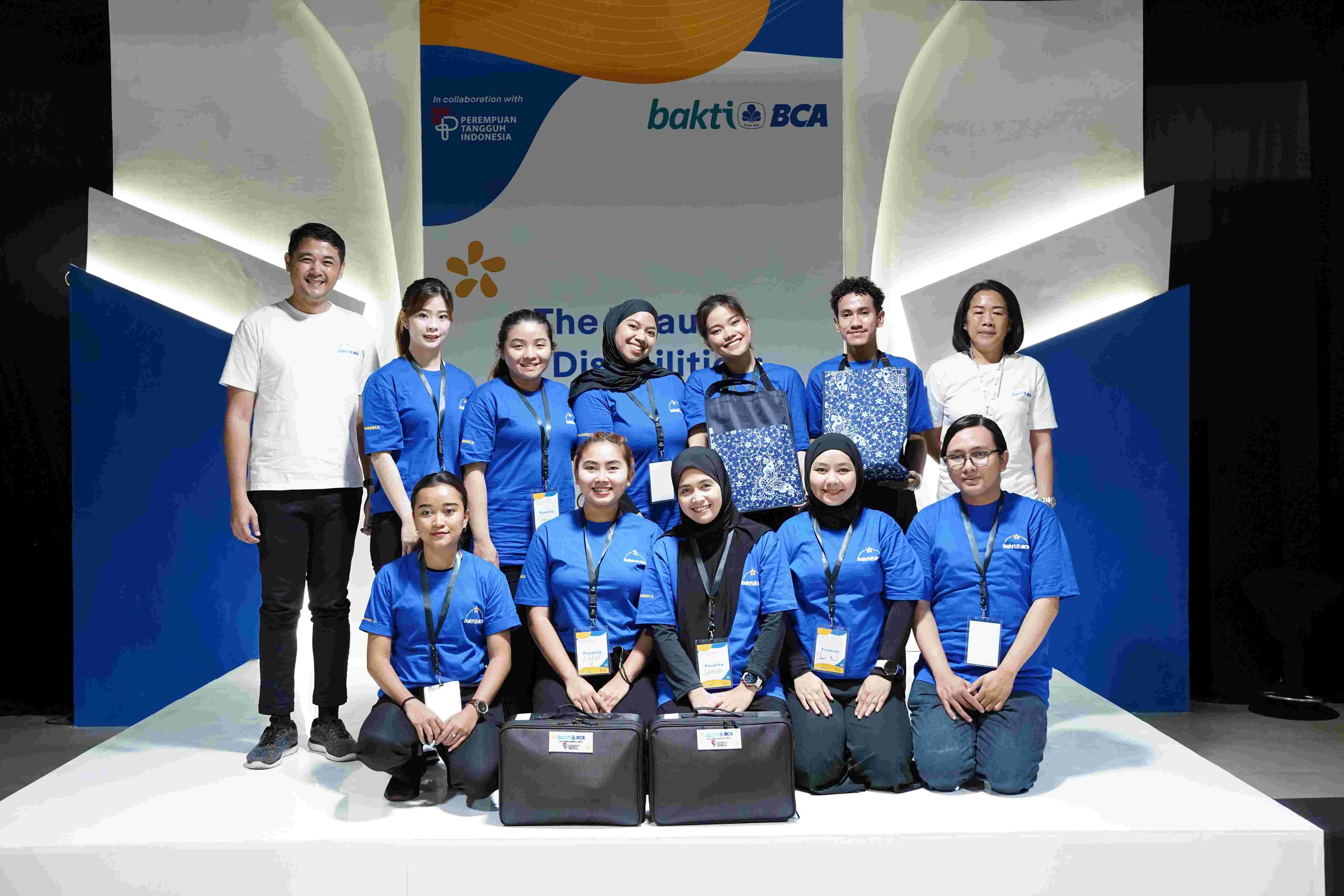 BCA memberikan pelatihan agar jadi perias profesional untuk para Sahabat Disabilitas Teman Tuli mulai dari dasar makeup hingga pengelolaan keuangan.
