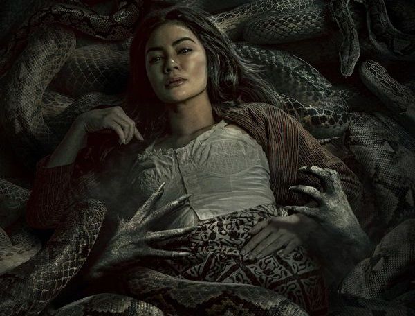 Sinopsis film Paku Tanah Jawa. Film horor Indonesia di bioskop 6 Juni 2024, ceritakan tentang pesugihan dan perjanjian gaib yang melibatkan perempuan.