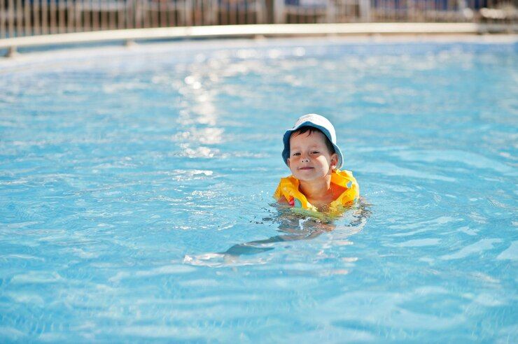 Kawan Puan ingin mengajak anak berenang? Ikuti aturan berikut agar si kecil aman bermain di dalam air dengan pengawasan.