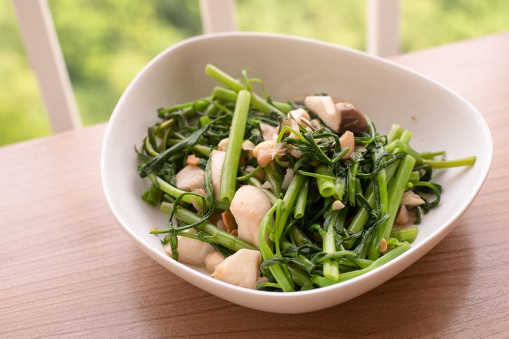 Bosan dengan tumis kangkung biasa? Yuk, coba tumis kangkung bumbu kecombrang yang murah dan mudah dibuat.