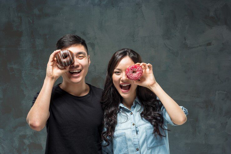 Meski tanpa kata-kata, kamu bisa menunjukkan cinta ke pasangan lewat gestur sederhana seperti ini dalam hubungan suami istri.