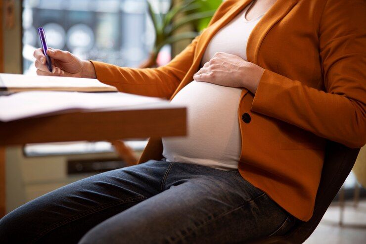 Perempuan karier perlu paham, ini aturan tentang cuti melahirkan bagi ibu bekerja. Kamu tidak bisa diberhentikan dan tetap dapat gaji!