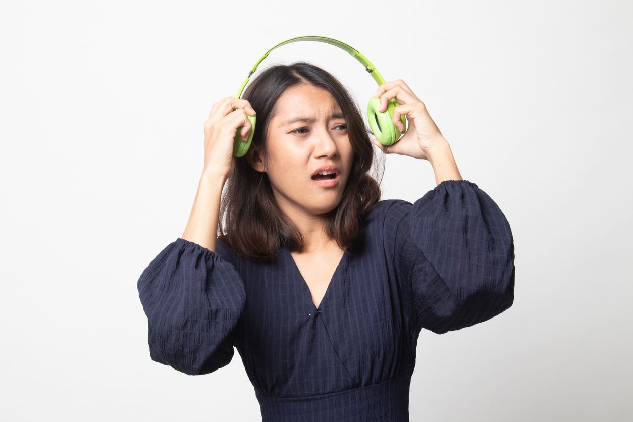 Di tengah perkembangan teknologi digital, semakin banyak yang mengalami tone deaf, atau tuli mental. Apakah perempuan juga korbannya?