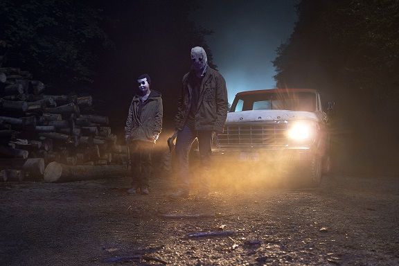 Sinopsis film The Strangers: Chapter 1, kisah pasangan yang diteror oleh pembunuh bertopeng. Simak lengkapnya.