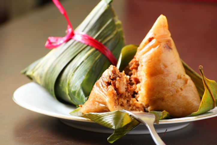 Mengenal apa itu bakcang, makanan khas masyarakat Tionghoa yang terbuat dari ketan dan isian ayam cincang.
