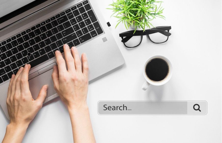 Seiring dengan meningkatnya popularitas permainan kompetitif ini, situs web yang didedikasikan untuk e-sport juga banyak bermunculan.