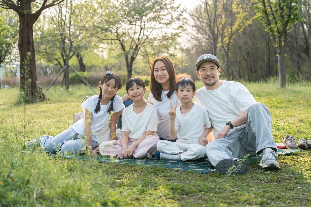 Mama Gina dan Appa Jay dari Kimbab Family berbagi tips parenting untuk orang tua modern. Simak uraiannya!
